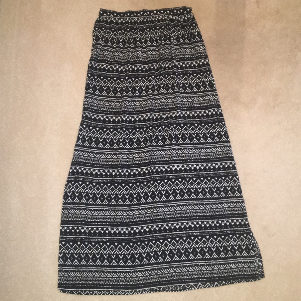 📦Donating Soon!📦 Beautiful Black and White Maxi Skirt!